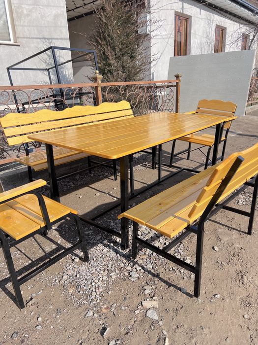 Xar xil turdagi kachulelar va stol ustulla