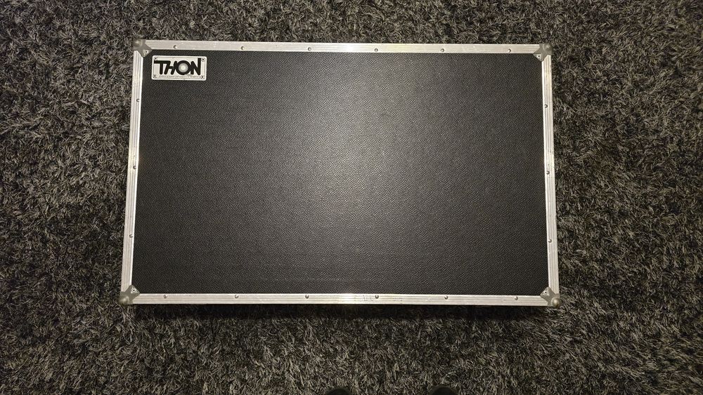 Vând consolă Pioneer XDJ-XZ cu flight case și decksaver