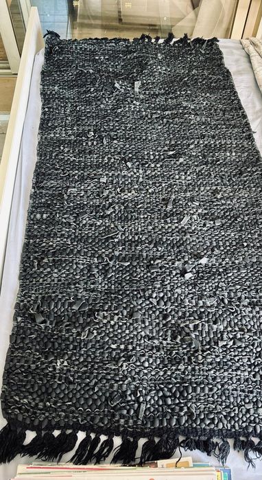 Правоъгълен черен килим от еко кожа Zara Home