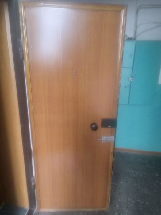 Продам железную дверь
