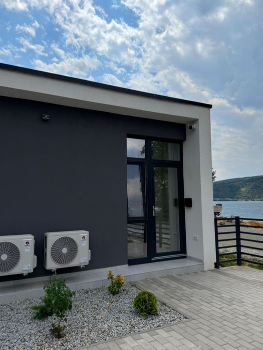 Ofer spre închiriere cabană situată în Baziaș , pe malul Dunării