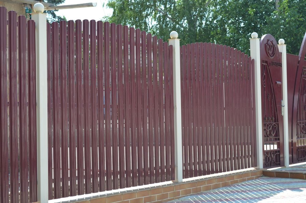 Construim garduri si porti din sipca metalica, panouri stil jaluzele,