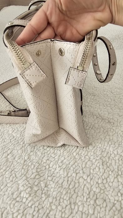 Дамска чанта на марката GUESS