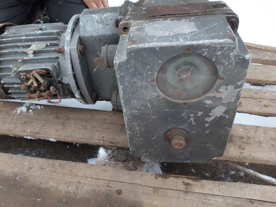 Продам редуктор в хорошем рабочем состоянии.