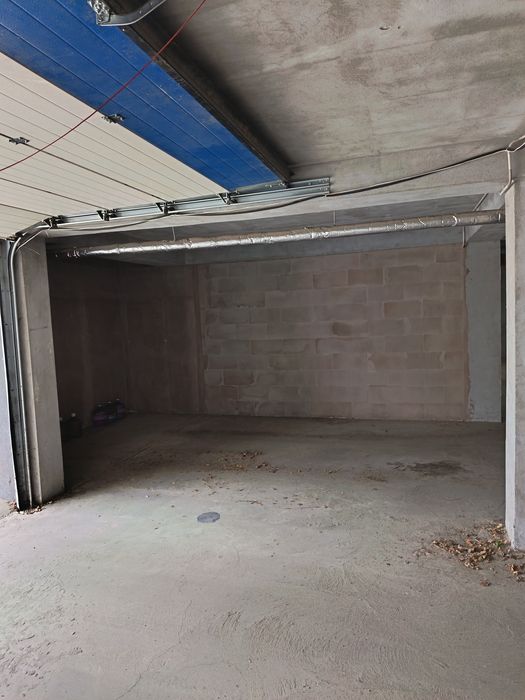 Închiriez apartament 3 camere + garaj la parterul blocului