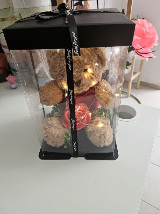 Осми март/букет със сапунени рози/подаръци/мече