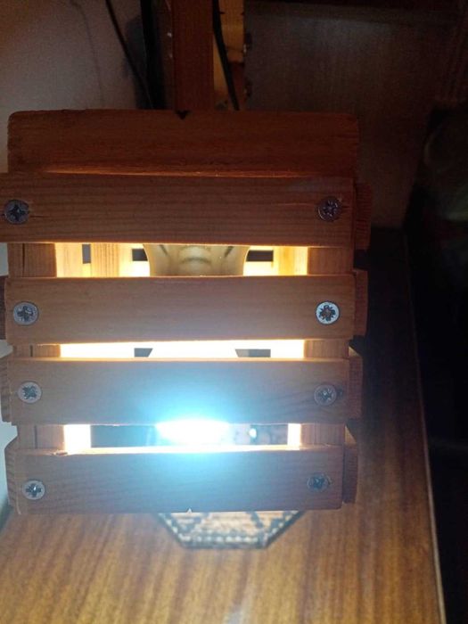 Настолна лампа от дърво