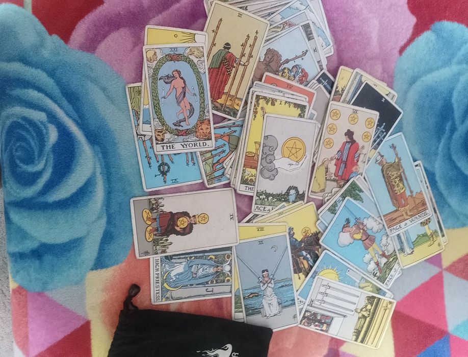 Cărți vechi de tarot de vânzare