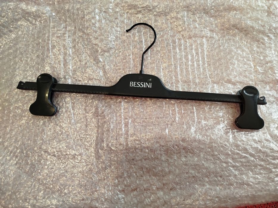 Продам вешалки (плечики).