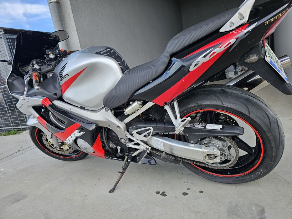 Honda CBR F4i cauta Pilot nou