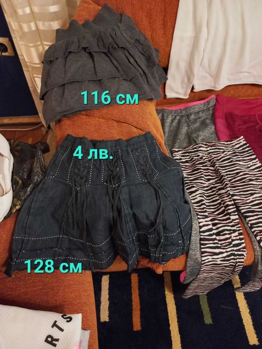 Продавам дрехи момиче