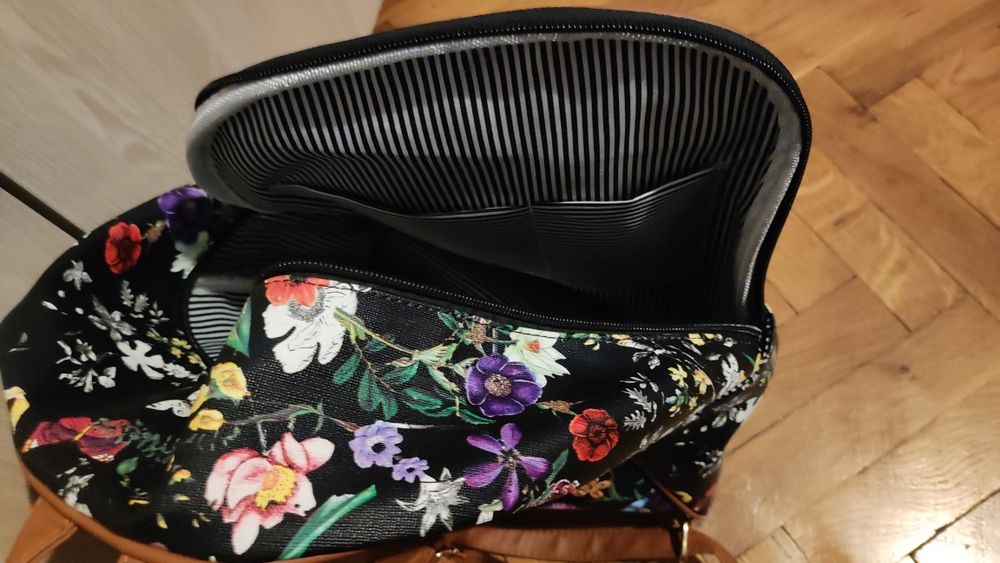 Дамска раница на цветя