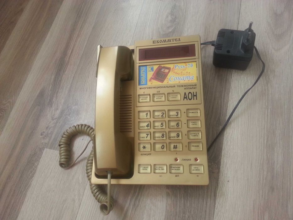 новый телефон русь-28 цвет(золото) работает.