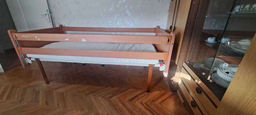 Механично болнично легло