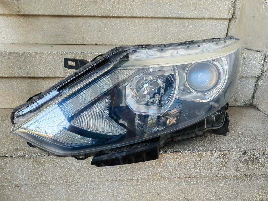 Фар Nissan Qashqai ляв / Фар Нисан Кашкай Халогенен с LED Оригинален