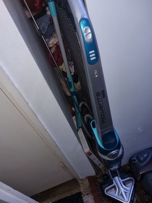 Aspirator vertical cu perie motorizata și robot Rowenta