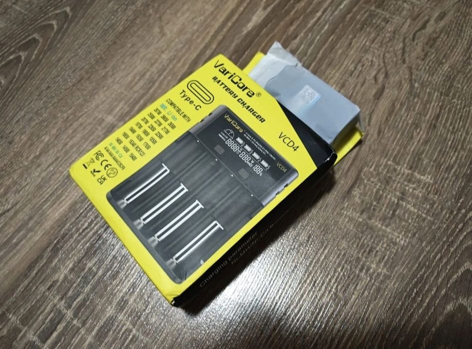 Încărcător VariCore VCD4 cu Afișaj Universal R3 R6 18650 26650  Nou
