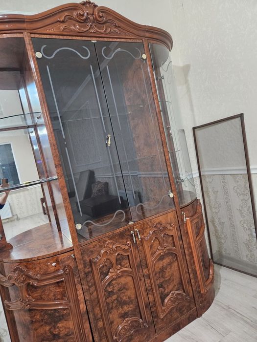 Продам сервизный шкаф