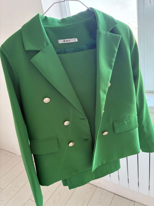 Жасыл цветте костюм сатылады