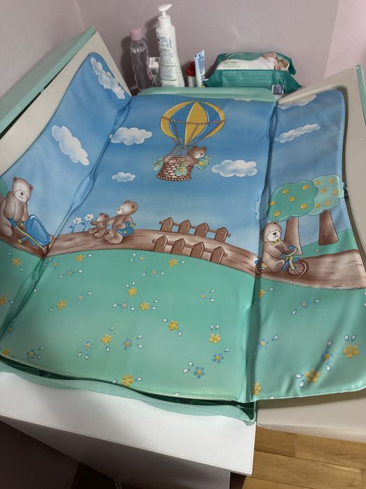 Saltea de înfășat cu spații de depozitare