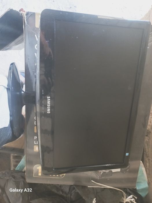 Монитор Самсунг в хорошом состояний . Штатный кранштейн от LENOVO