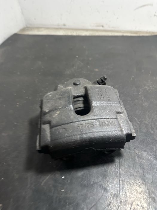 Etrier frana dreapta fata BMW X3 E83 2.0 diesel 150cp M47