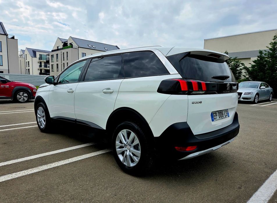 Peugeot 5008 1.6 diesel,7 locuri,manual,navi,bord virtual,full,stare foarte buna.