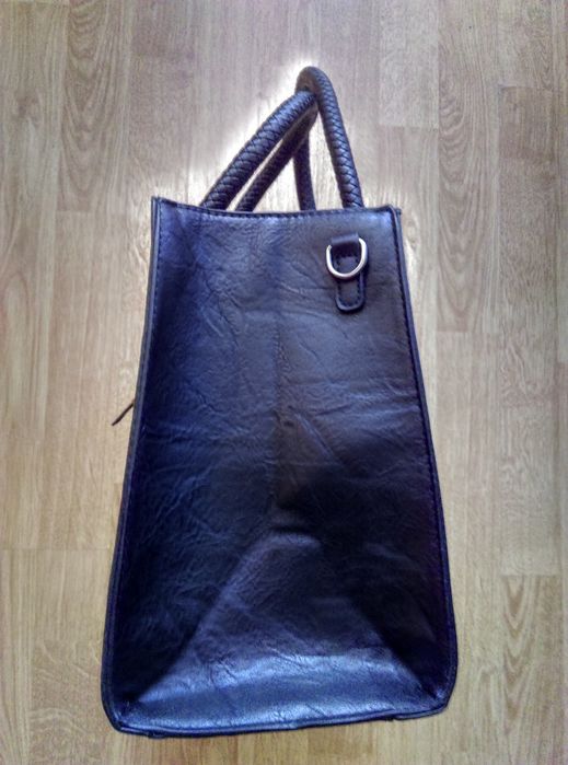 Geanta neagra cu mânere împletite