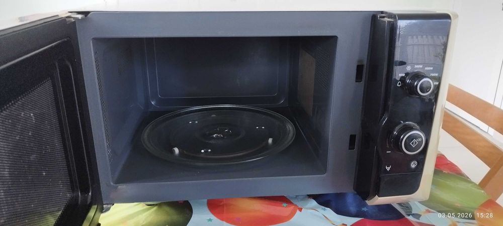 Продавам микровълнова фурна Electrolux