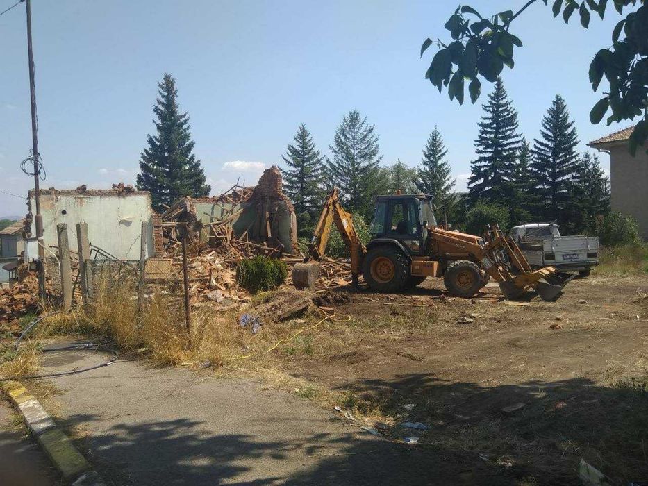 Събаряне на стари сгради. Услуги с комбиниран багер и самосвали.Перник