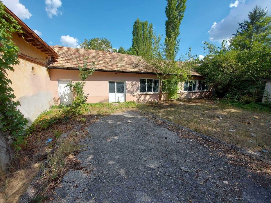 Търговски комплекс, с.Руец