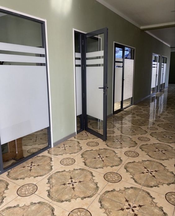 Витражи, перегородки, двери под ключ