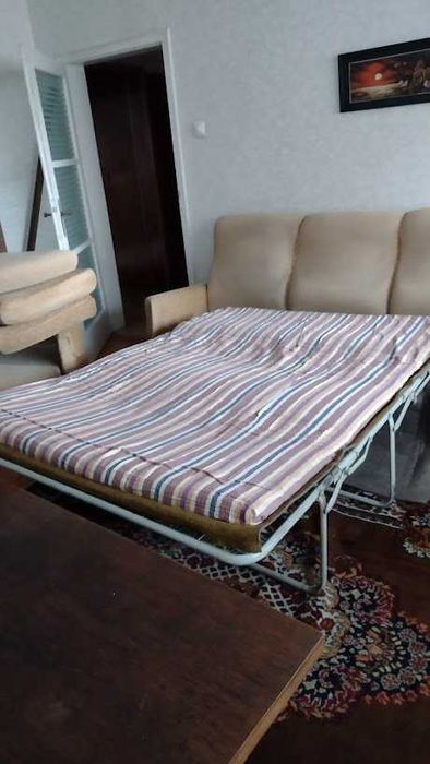 Триместен диван, който се разгъва до спалня и две табуретки