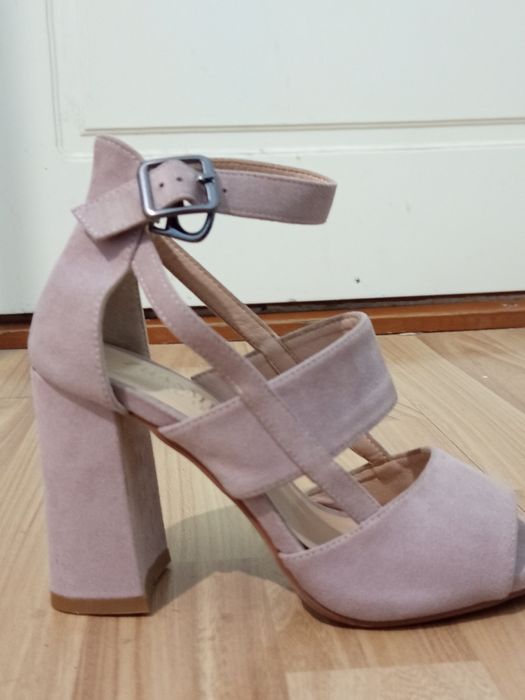 Kabluk poshnali ayollar tuflisi