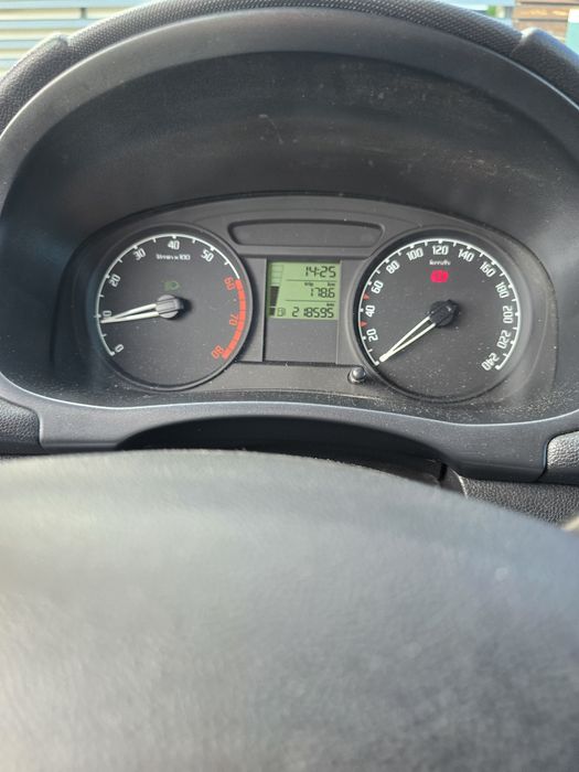 Skoda Fabia 2.     1.2 Benzină