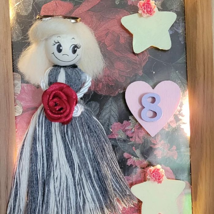 Ръчно изработени кукли в рамка от макраме