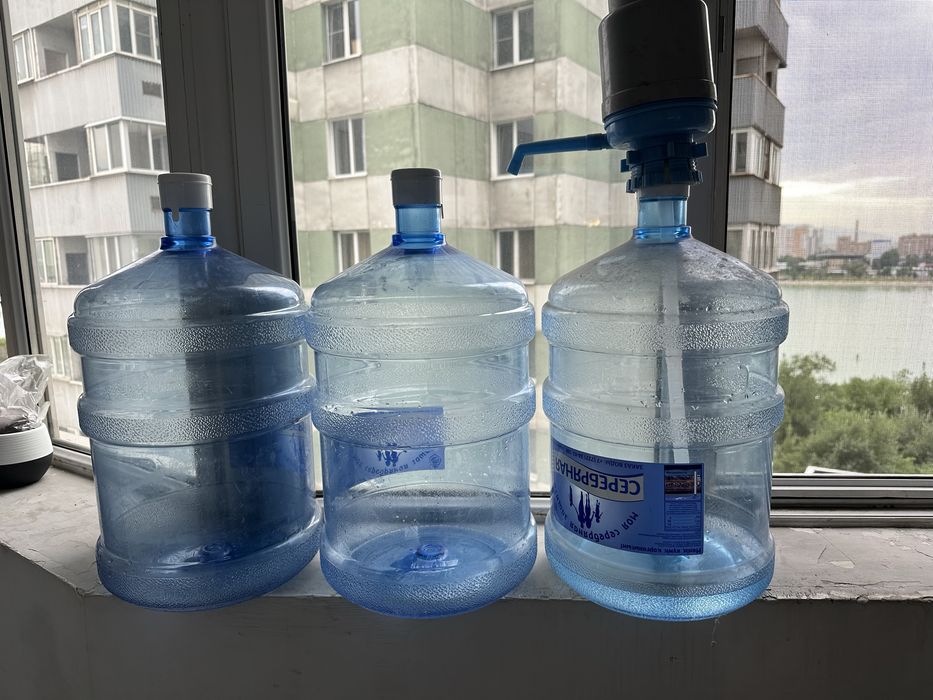 Диспенсер с бутылями