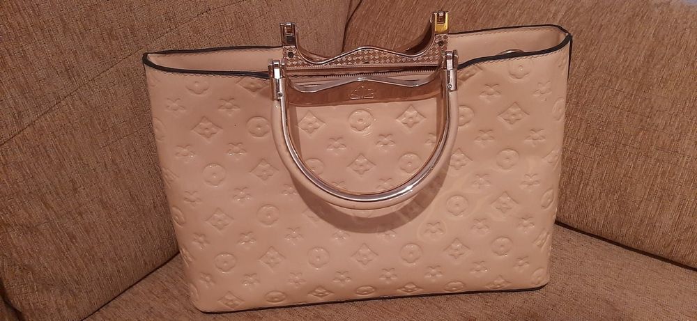 Vand poșeta Louis Vuitton