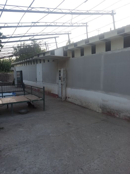 Uy 5 xona 2 ta korpus umumiy 10 xona 10 sotik tomorqa maydon