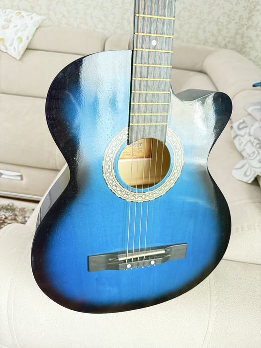 Продам Гитару 6 струнная