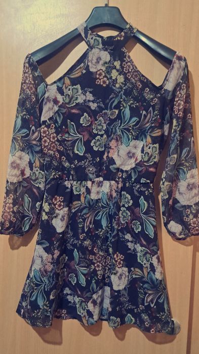 Rochie cu umeri decupati