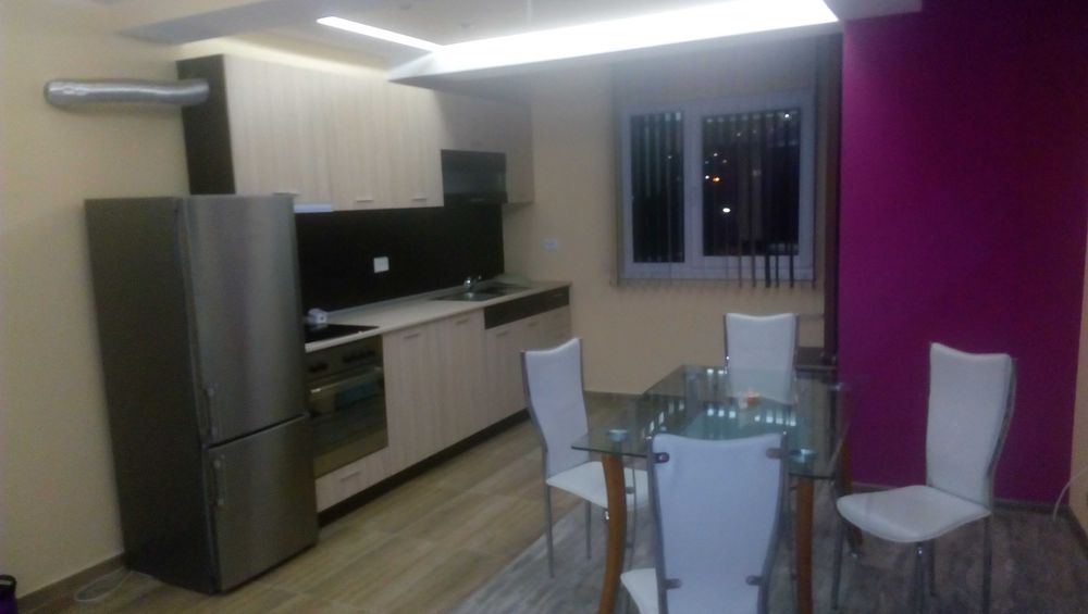 Обширен 100 кв.м. двустаен апартамент под наем в "Сухата река"