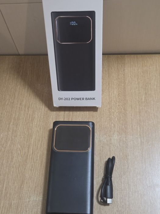 Чисто нова външна батерия (power bank) Coucur DY-202, 20 000 mAh.която се предлага в комплект с кутия и кабел