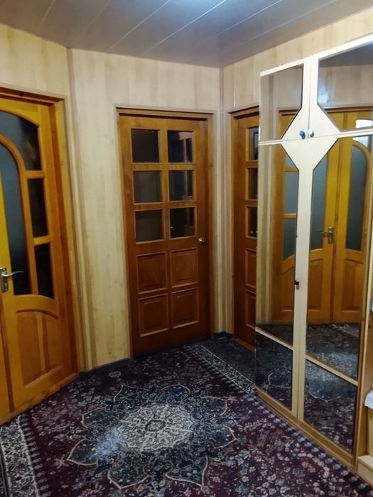 Qorasaroyda 3 xonali uy sotiladi