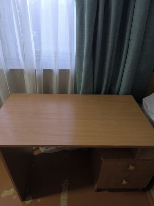 Письменный стол с тумбой- ящиками