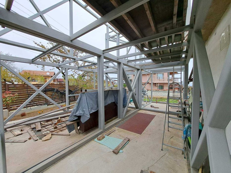 Метална конструкция за двуетажна къща, преместваема