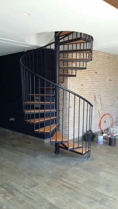 Scara spirala cu trepte din lemn