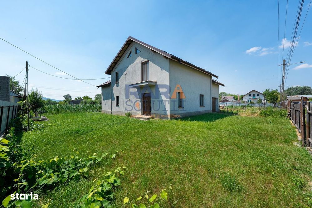 Casă din 2010 (3 dormitoare, două băi și garaj)