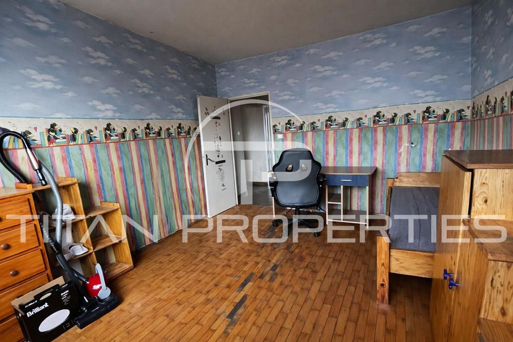 Тристаен за продажба в Център