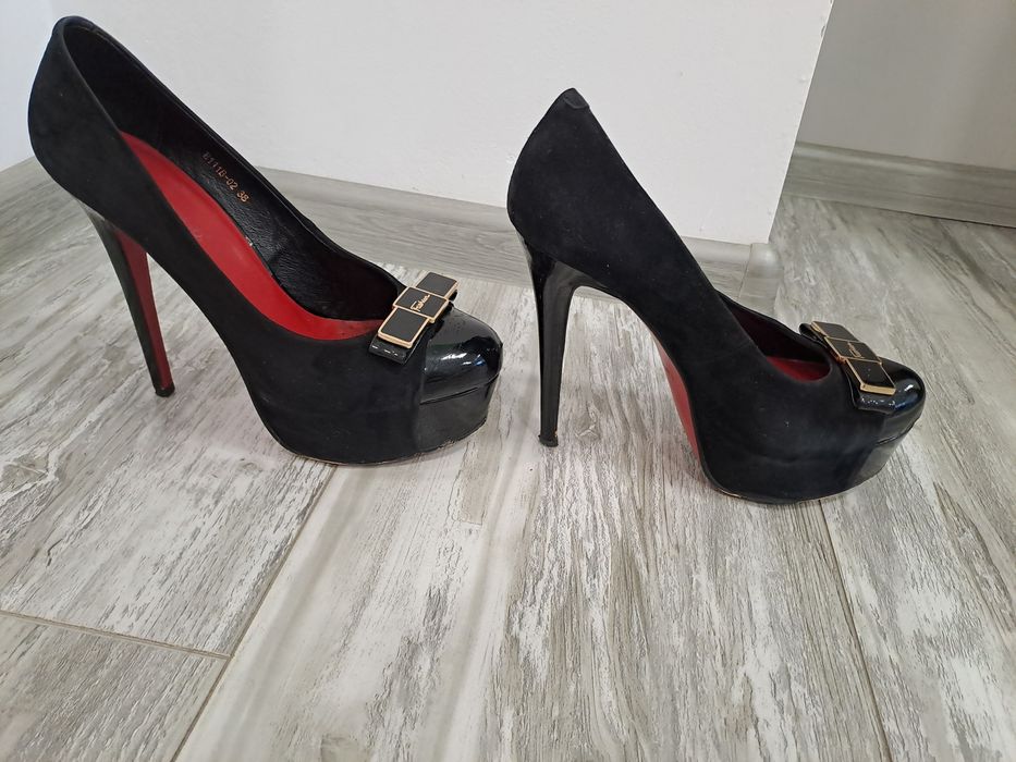 Официални черни дамски обувки на висок ток